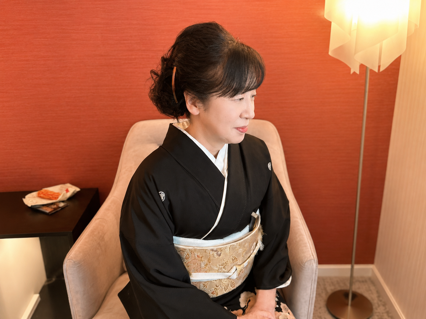結婚式に参列する黒留袖姿の女性