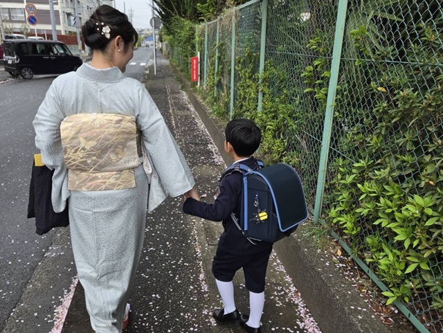 入学式に向かう着物姿の母親と子ども